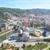 El paisaje urbano de Bilbao revela montañas verdes, el museo curvilíneo de Guggenheim, un río y una serie de edificios de varios pisos